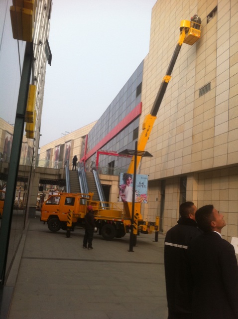 18米高空车在杭州西湖银泰外墙修补